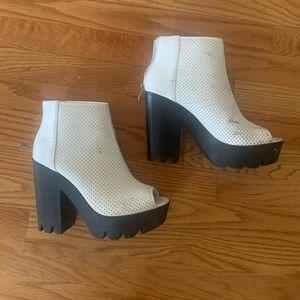 WHITE PEEP TOE HEELS SIZE 8